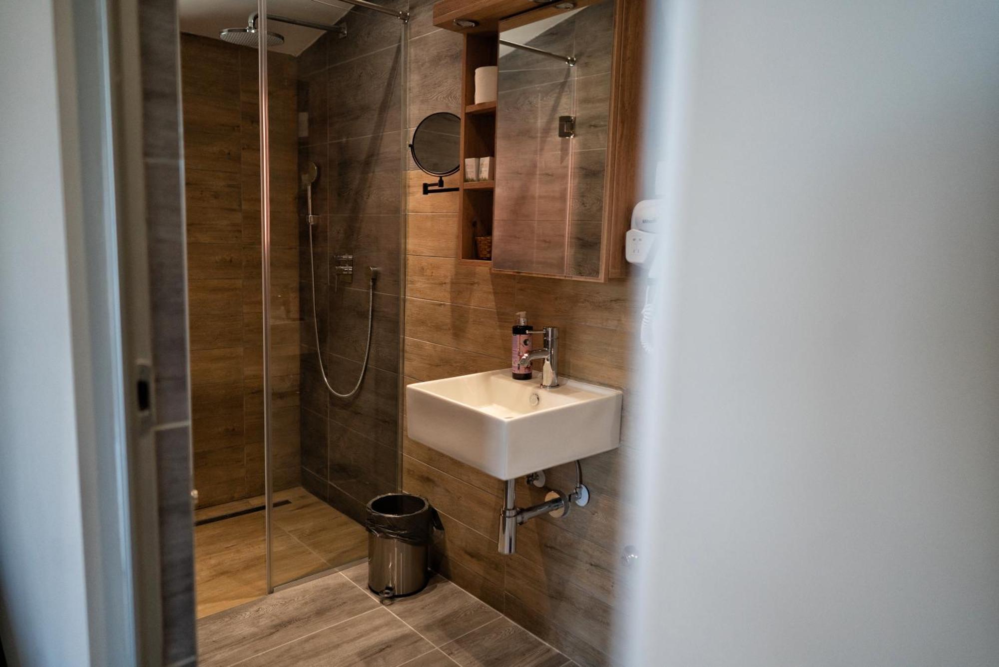 La Roue Hotel Vrsac Bagian luar foto