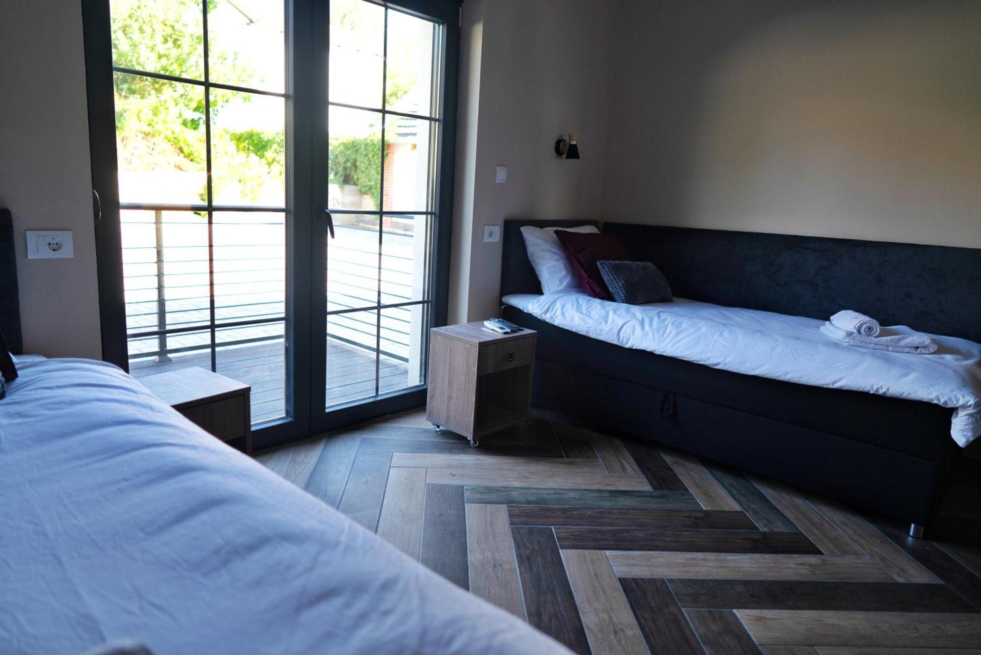 La Roue Hotel Vrsac Bagian luar foto