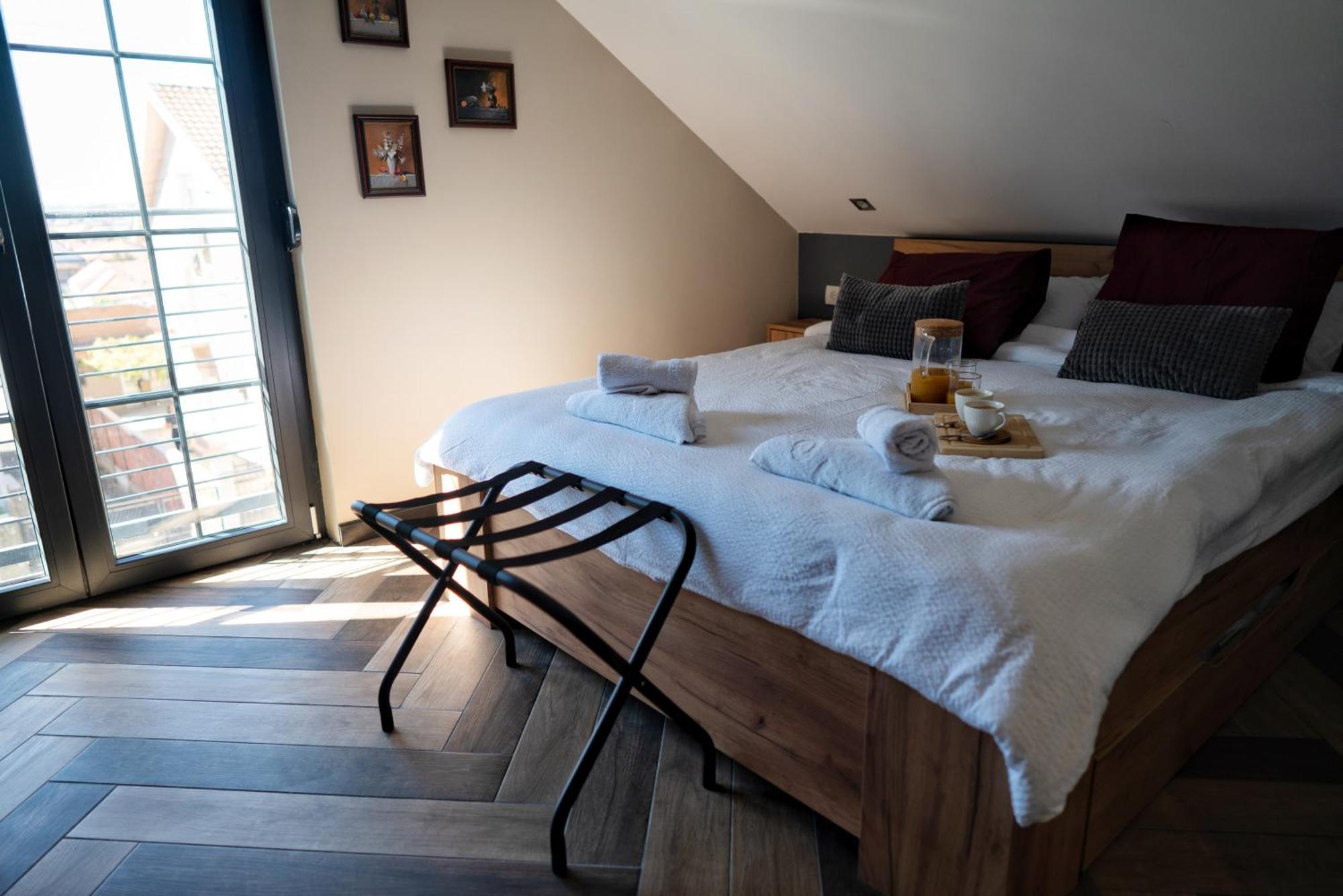 La Roue Hotel Vrsac Bagian luar foto